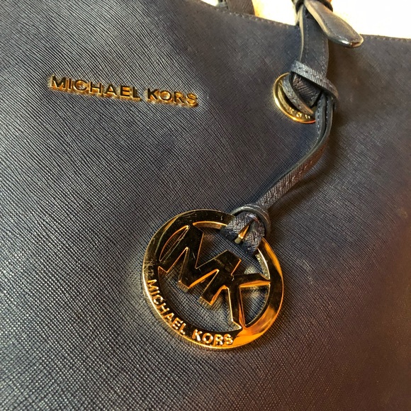 Navy blue Michael Kors bag. - Picture 4 of 8